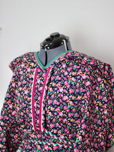 Load image into Gallery viewer, Aujaq Amaut - Black with pink Floral